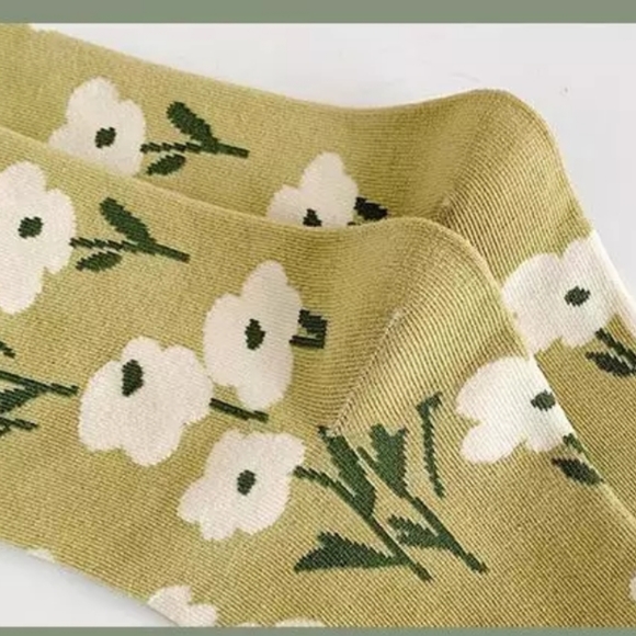 NEW NWOT FLOWER FLORAL SOCKS - Picture 4 of 4